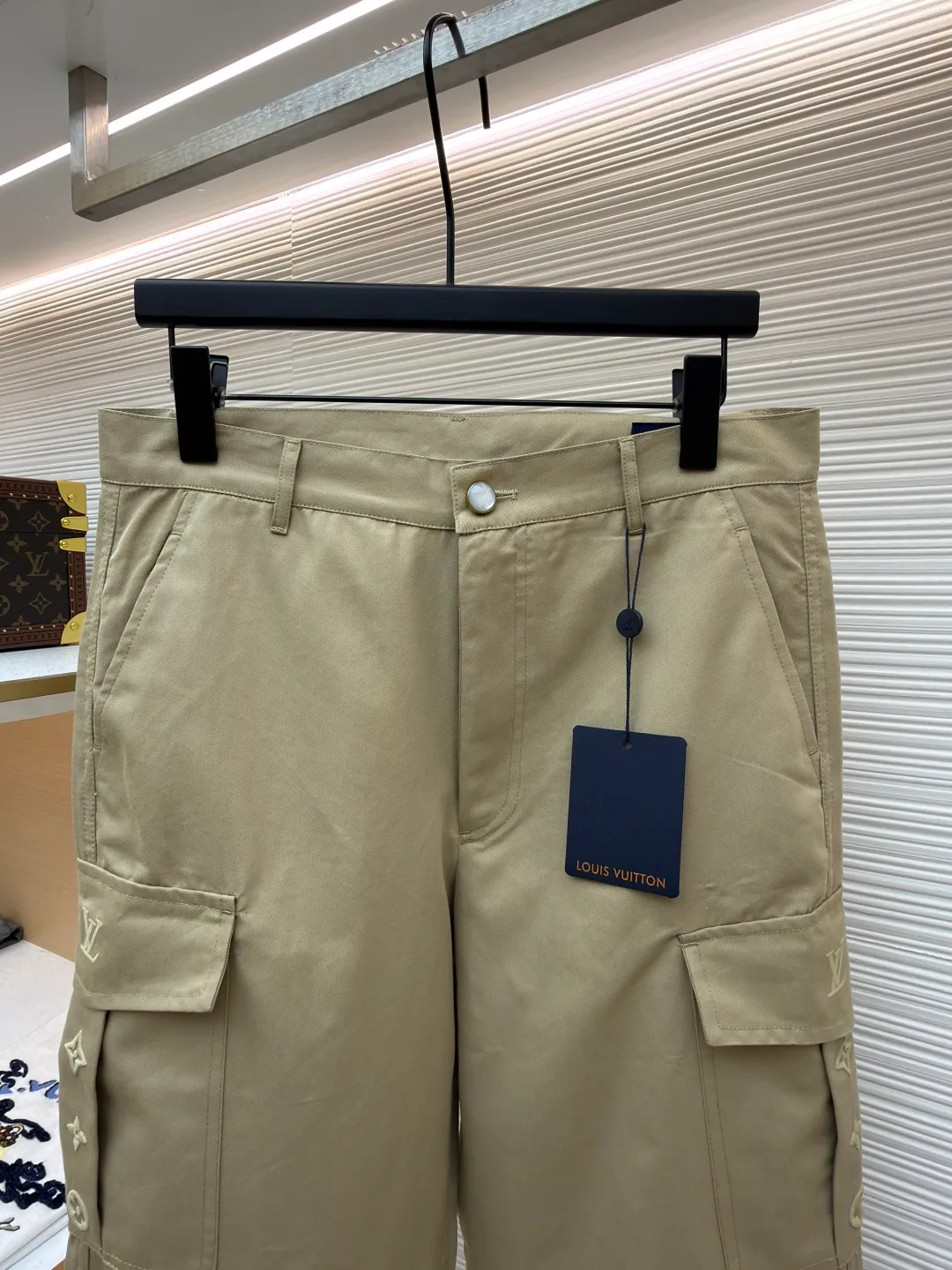 LOUIS VUITTON pocket embroidered work trousers ●Original version: Purchased and developed by 11318 ●Item number: 1681826-B50 ●Fabric: cotton twill fabric ●Technology: embroidery production ●Color: Khaki ●Version: Fitted version ●Weight: about 505 grams ●Size: 44-46-48-50 ●Description: The high cotton content ensures the fabric's excellent breathability, durability and classic workwear texture, while the twill weave gives it unique wear resistance and stiffness. The special fabric technology solves the pain points of tight and stiff traditional overalls; it provides greater freedom when moving, significantly improves wearing comfort and flexibility, and achieves a balance between function and comfort. The application of three-dimensional core-spinning embroidery technology in the pocket position is achieved by adding additional cotton thread or foam as the core material to the pattern filling layer, and then using embroidery thread to fully cover the embroidery. The logo pattern is significantly protruded from the surface of the fabric, forming a full three-dimensional effect. This process not only enhances the visual impact and tactile level, but also improves the wear resistance of the pocket area through the buffering effect of the core material, ensuring that the pattern can still remain crisp and not deformed in complex daily use, ensuring that the pattern is clear and durable, and injecting a sense of sophistication into the rugged workwear style. Diversified pocket system combines workwear functionality with sophistication. The flap cargo pockets on both sides are a signature element, and their flap design prevents items from falling and enhances the visual three-dimensionality. Italian style pockets provide simple side storage. The overall wiring is straight and delicate, the fabric is comfortable and soft, and the color is consistent without color difference. It can be matched with the same style to create a fashionable look and control various occasions. Customized accessories, complete with three standards, same style for men and women!